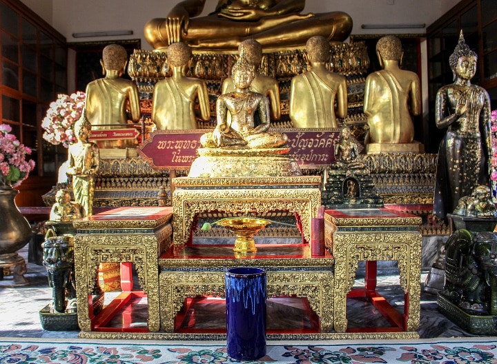 buddha statues meditating
